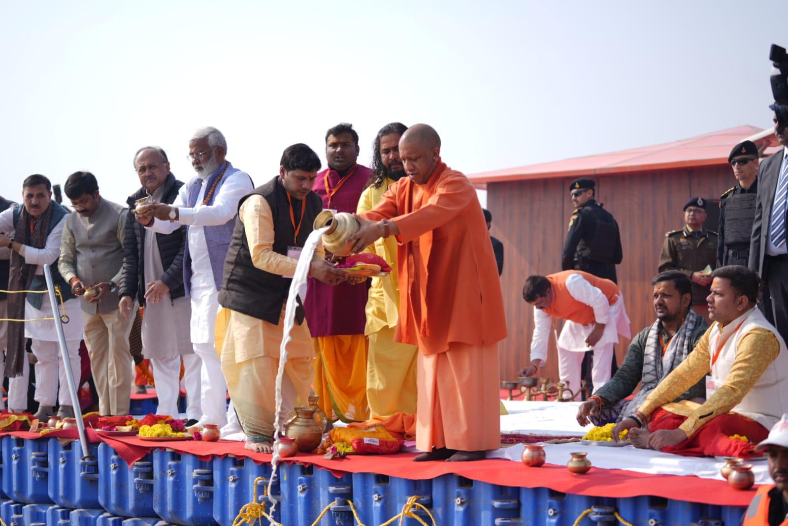 संगम में आस्था की डुबकी से लेकर साइबेरियन पक्षियों को दाना तक, सीएम योगी का आध्यात्मिक प्रयागराज दौरा