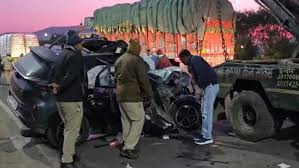 इंदौर सड़क हादसा: पूर्व गृह मंत्री की बेटी समेत तीन की मौत, जन्मदिन से लौटते समय ट्रक से टकराई कार