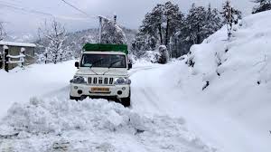 हिमाचल में भारी बर्फबारी से जनजीवन अस्त-व्यस्त, 1250 से अधिक सड़कें बंद